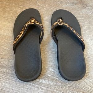 Vionic Leopard Print Flip Flops Size 7